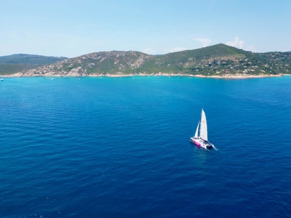 Demi-journée en Catamaran en Méditerranée depuis Cavalaire
