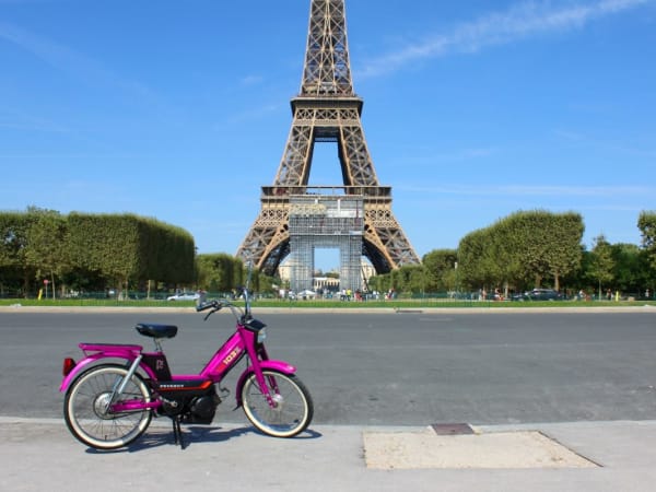 Balade en mobylette guidée de Paris la nuit 