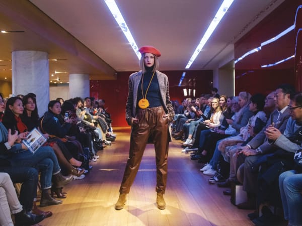 Desfile de moda en las Galerías Lafayette del distrito 9 de Parí