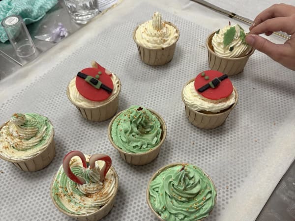 Macaroons or Cupcakes" duo workshop in Paris 12th arrondissement