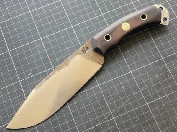 Atelier forge d'un couteau manche en bois à Saint-Galmier (42)