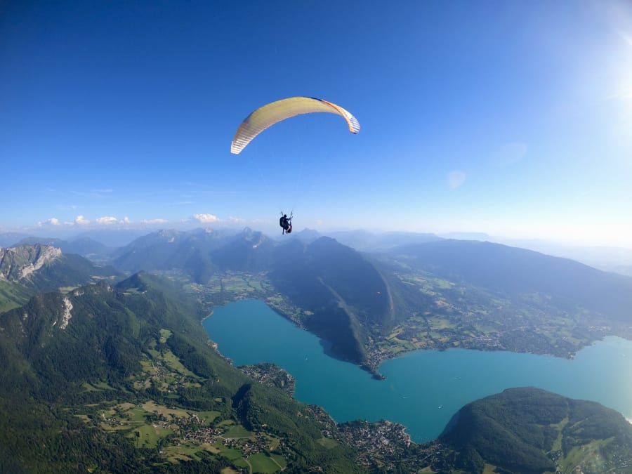 Paragliding all year round with expert pilots at Lake Annecy