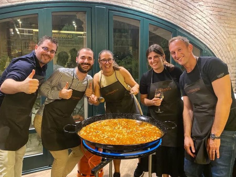 Visita ao mercado de Santa Catarina, aula de culinária de tapas e paella