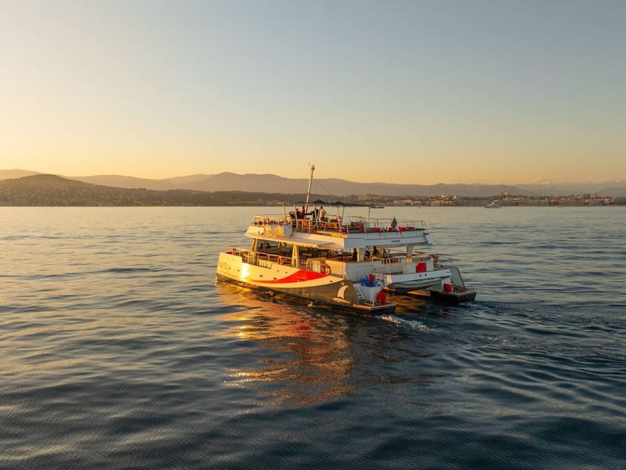Crucero al atardecer en catamarán desde Niza