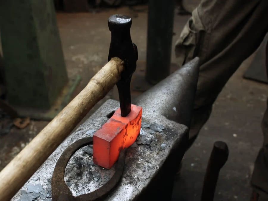 Axe-Making Workshop in Brissac, Loire-Aubance (49)