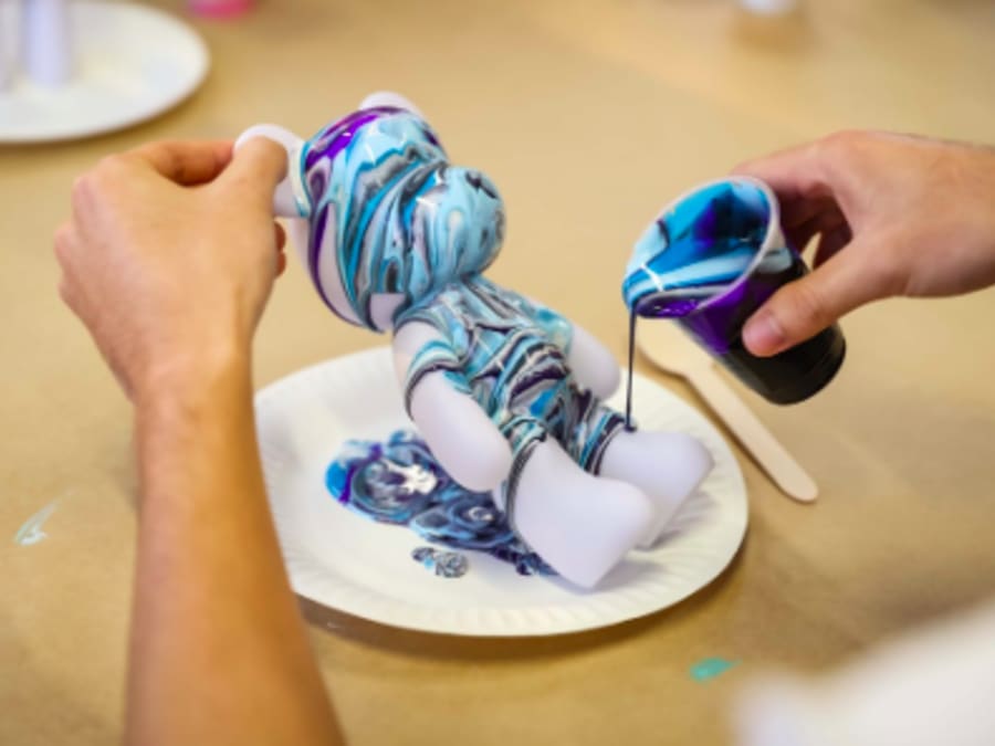 Team building atelier pouring painting à Toulouse (31)