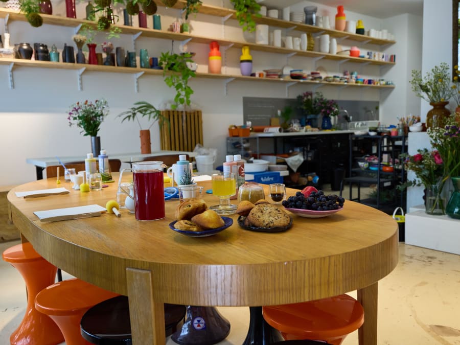 Petit déjeuner et peinture sur céramique à Paris 10ème