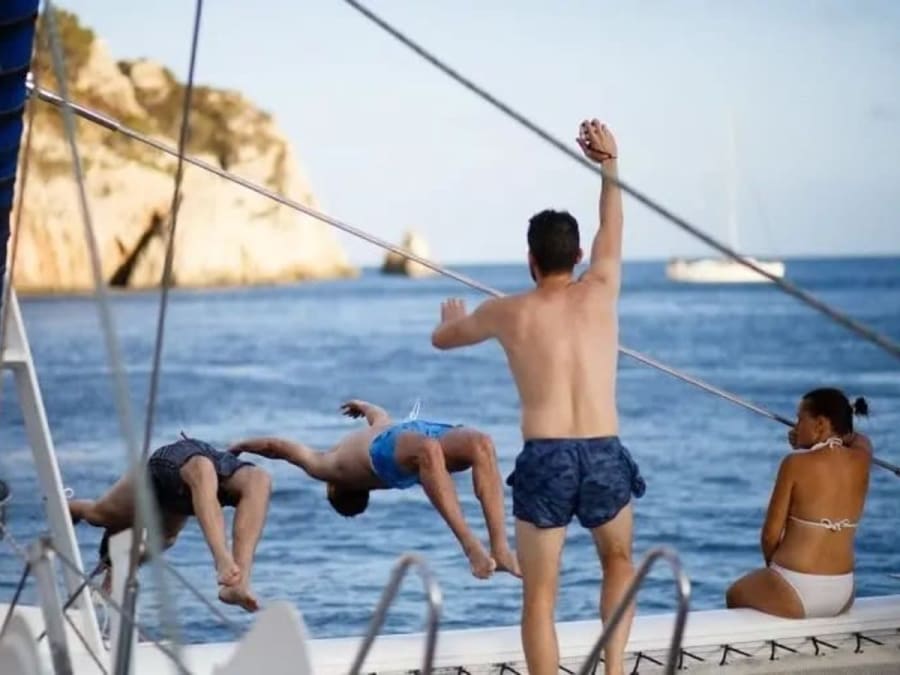 Excursión de un día en barco con almuerzo y baño en las calas de la Costa Blanca, en Denia