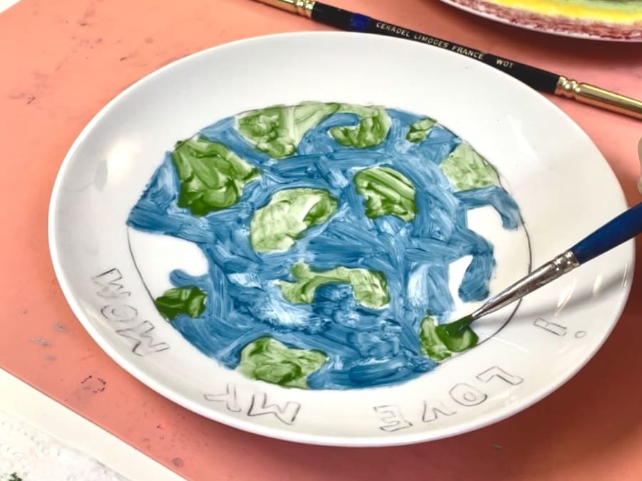 Atelier enfant peinture sur assiette à Paris 20ème