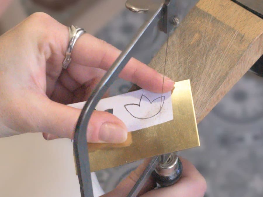 Atelier création boucles d'oreilles martelées en laiton doré à Nantes (44)