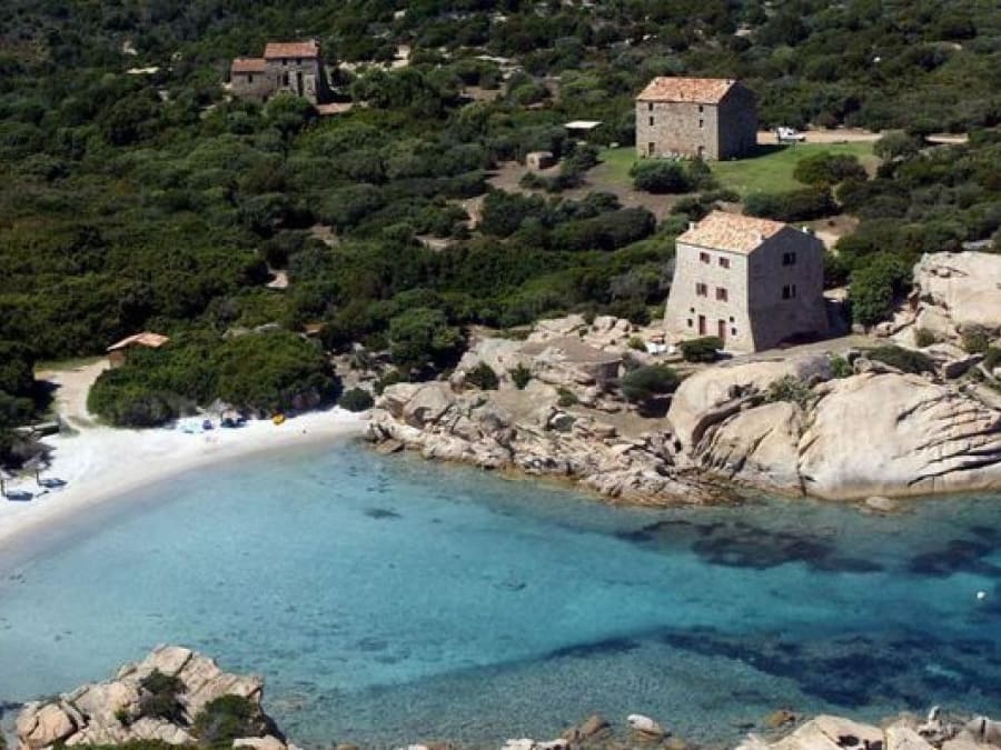 Hacia el sur en un barco semirrígido desde Santa Giulia (20)