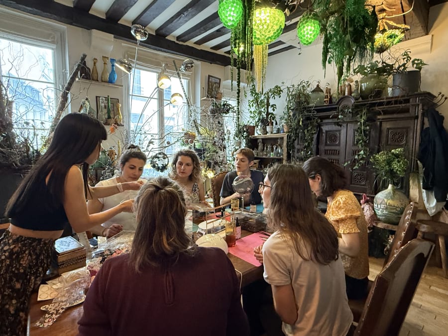 Taller de creación de joyas de resina en el distrito 2 de París