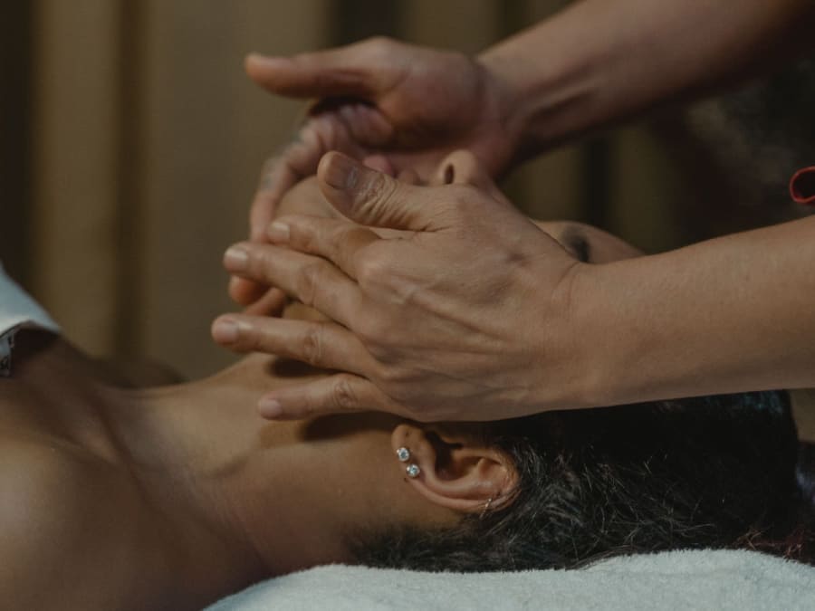 Massage du visage liftant à Guînes (62)