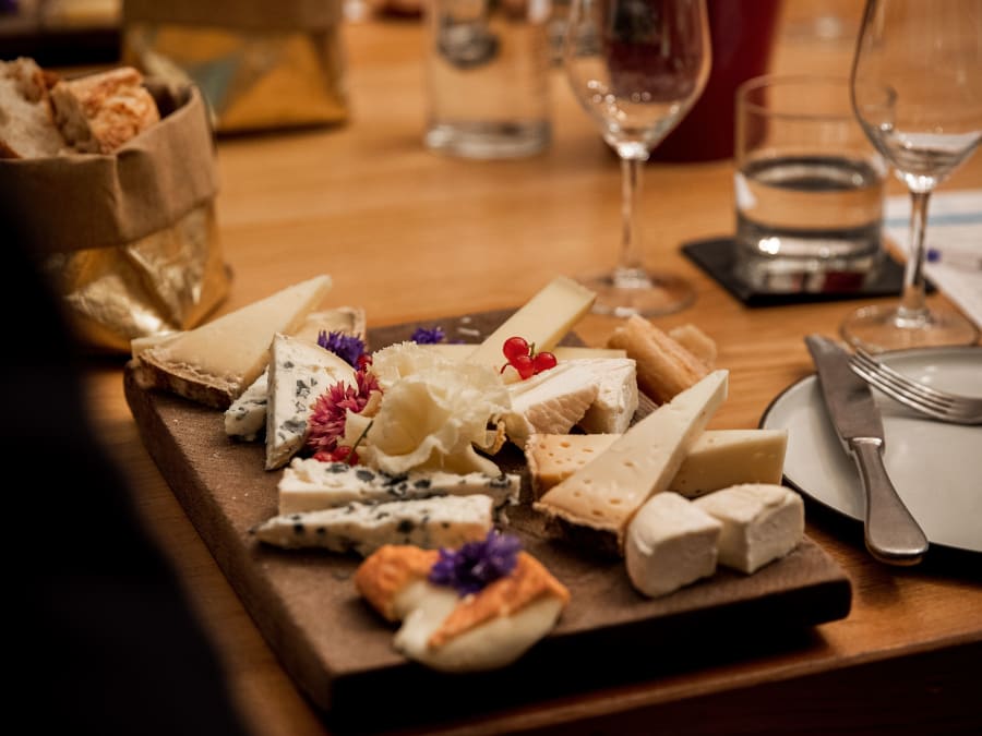 Taller de degustación de quesos y vinos en las Cuevas del Louvre