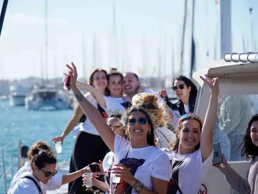 Crucero festivo en catamarán con baño y paella, con salida desde Valencia