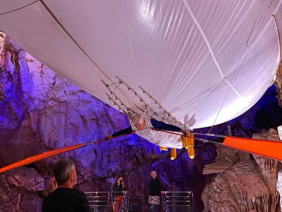 Balloon flight in the Grotte de la Salamandre (30)
