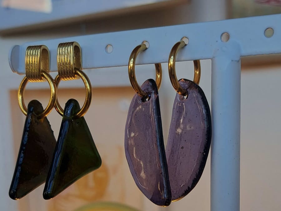 Atelier de création de boucles d’oreilles en verre coloré thermocollé à Lille (59)