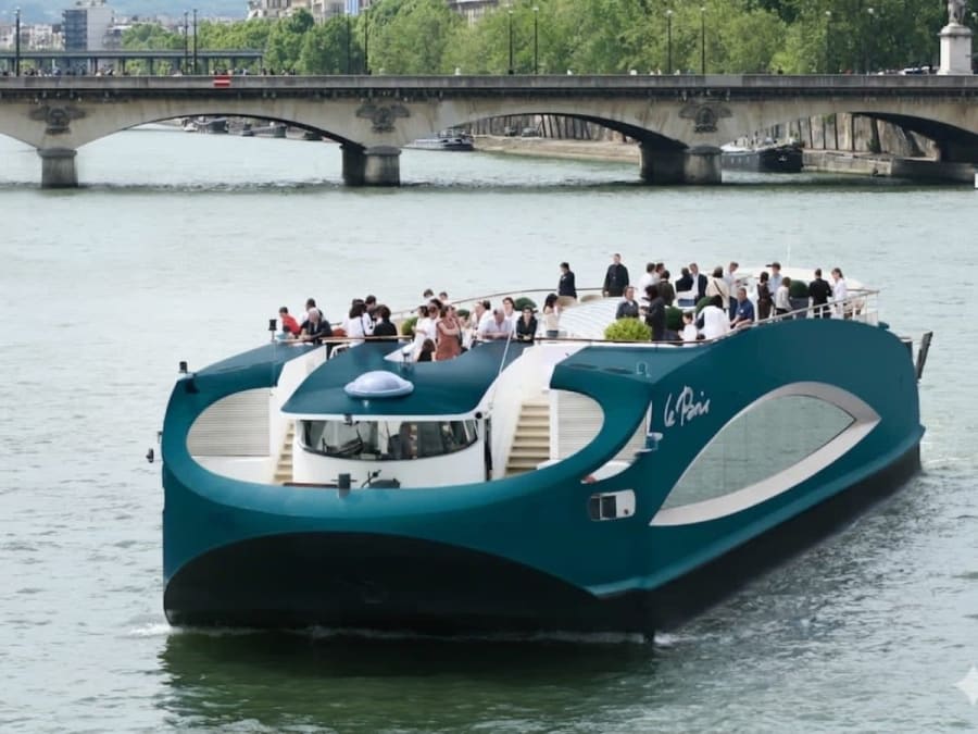 Péniche Le Paris en face de la Tour Eiffel à Paris 16ème