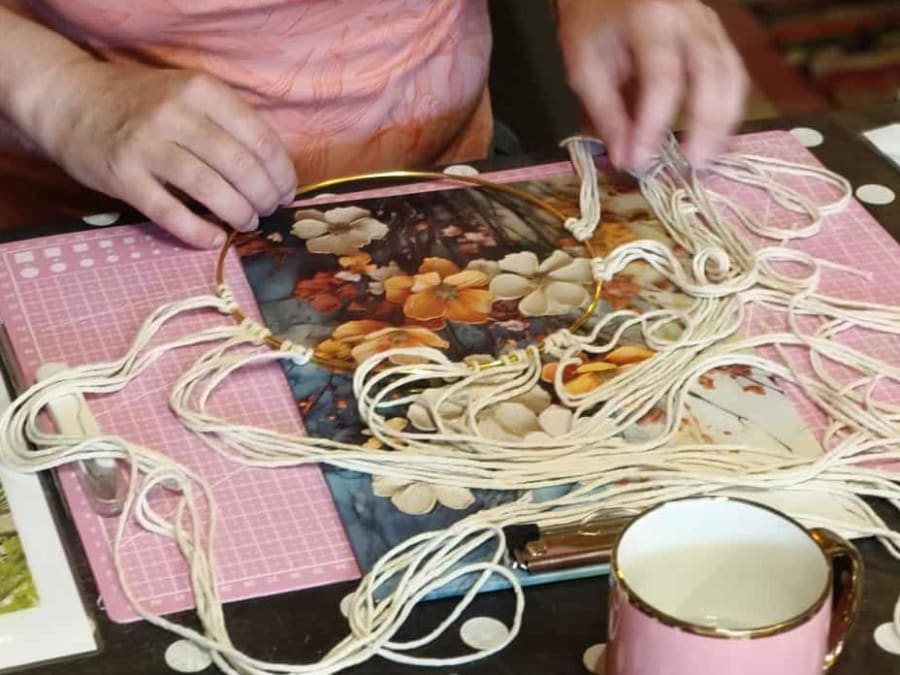Macramé tree of life workshop in Luchapt (86)