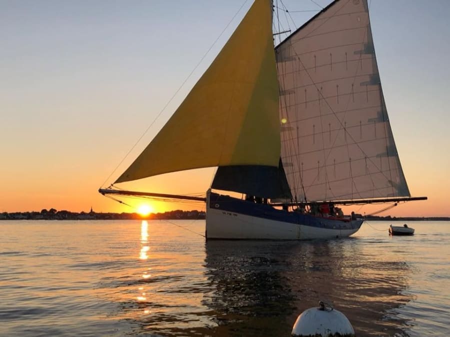 Puesta de sol en un velero en la bahía de Quiberon (56)