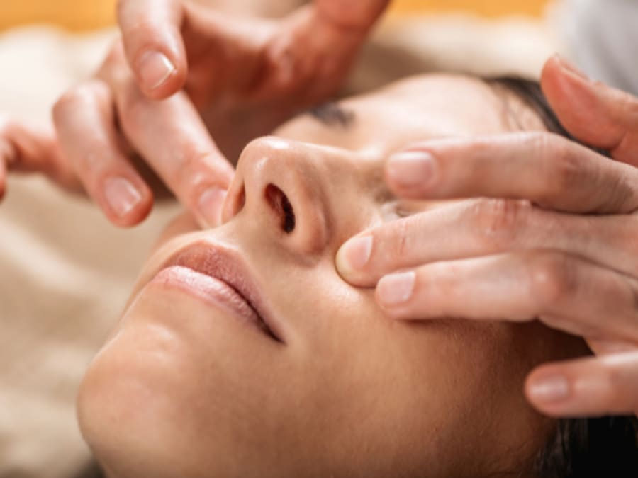 Anti-ageing facial massage in Hyères (83)