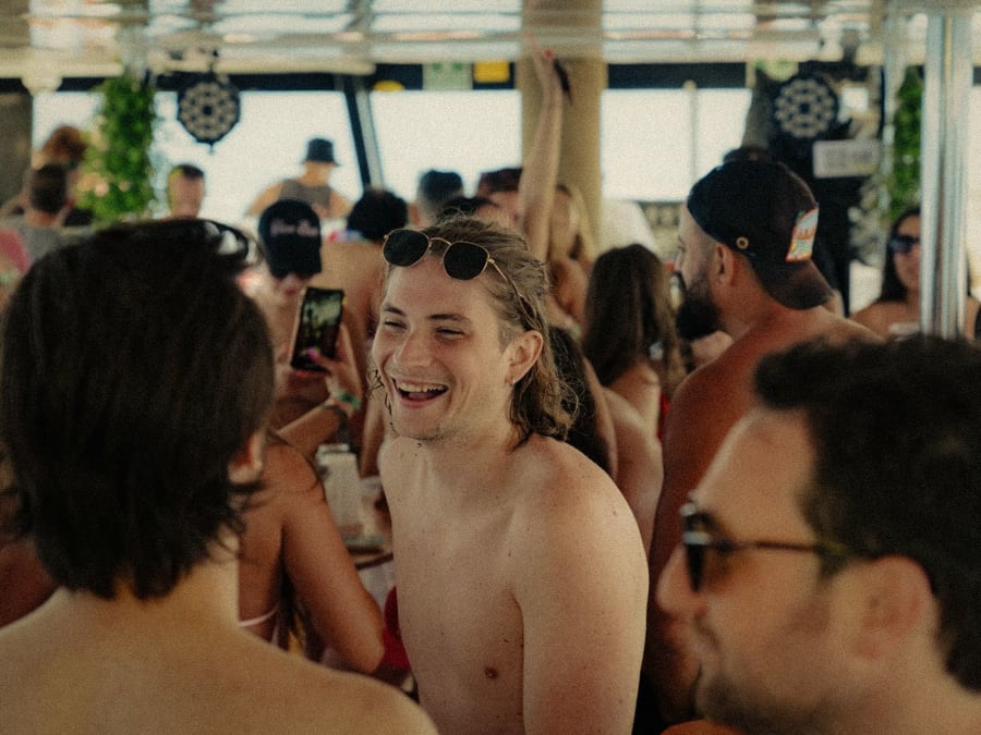 Crociera festiva: festa in barca con sosta per un tuffo e uno spuntino a Barcellona