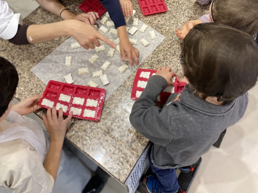 Taller de ositos de gominola para padres e hijos en el distrito 