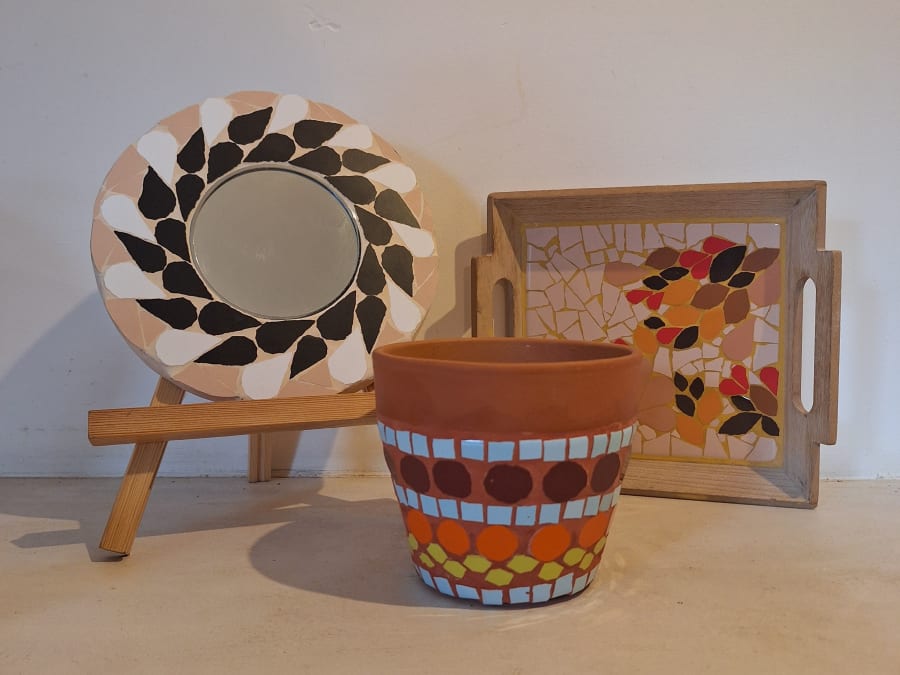 Decore su objeto en mosaico en el distrito 14 de París