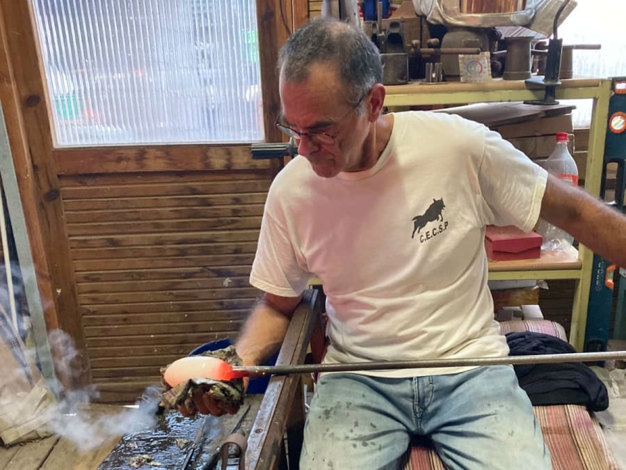 Corso introduttivo alla lavorazione del vetro a soffio a L'Ermitage-Les-Bains (97)