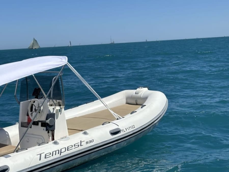Boat rental for 4 people in Antibes (06)