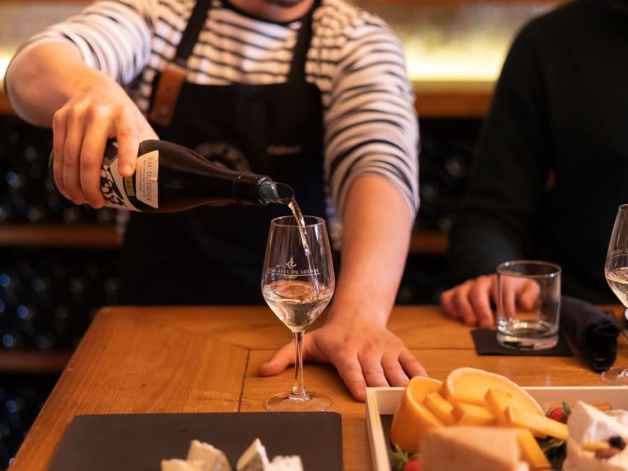 Visita guiada y degustación de vinos en las Cuevas del Louvre de