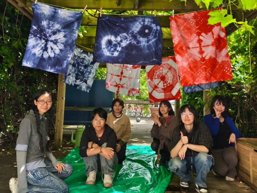 Eltern-Kind-Workshop zum Thema Shibori-Stoffe in Issy-les-Moulineaux (92)