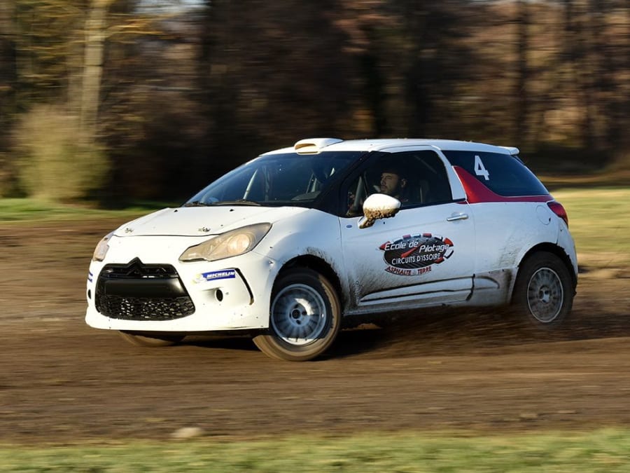 photo d'une citroen rallye sur un circuit en terre