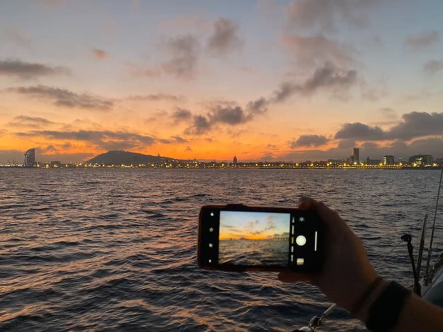Zeiltocht met open bar bij zonsondergang in Barcelona