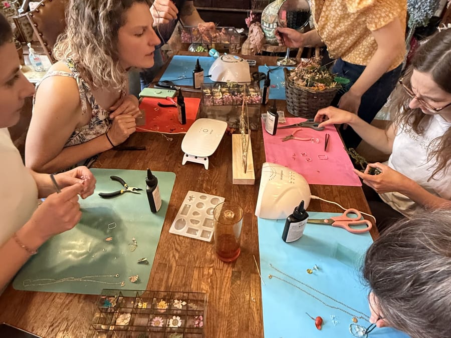 Taller de creación de un dúo de joyas de vidrieras en el distrit