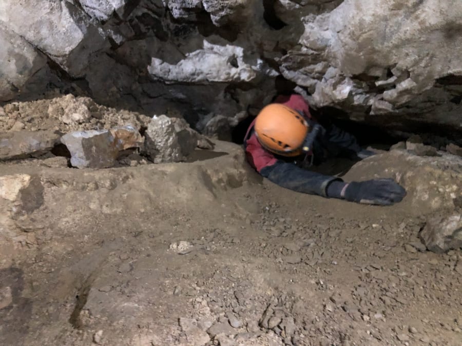 Caving in the Eaux Chaudes chasm (09)