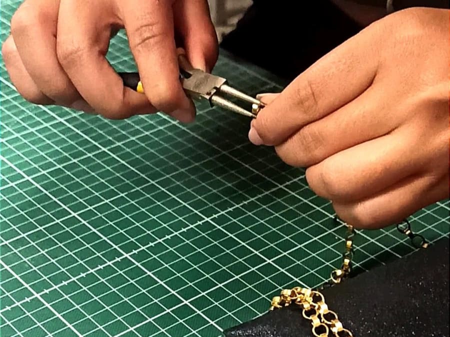 Atelier maroquinerie création sac de soirée à Marseille 1er