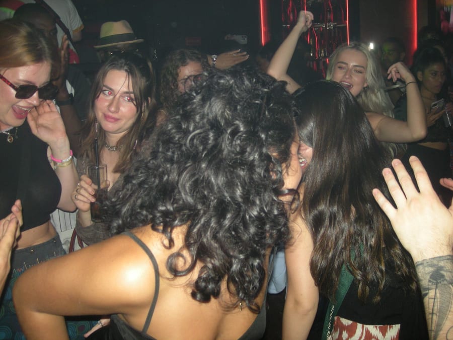 Bar crawl à Barcelone : 3 bars et entrée en discothèque VIP