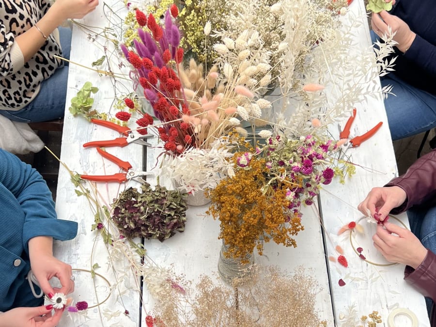 Taller de creación de una corona de flores secas en Meudon (92)