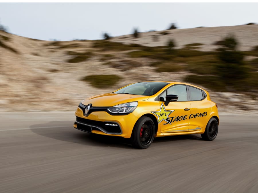 photo d'une clio 4 rs jaune en action dans un virage