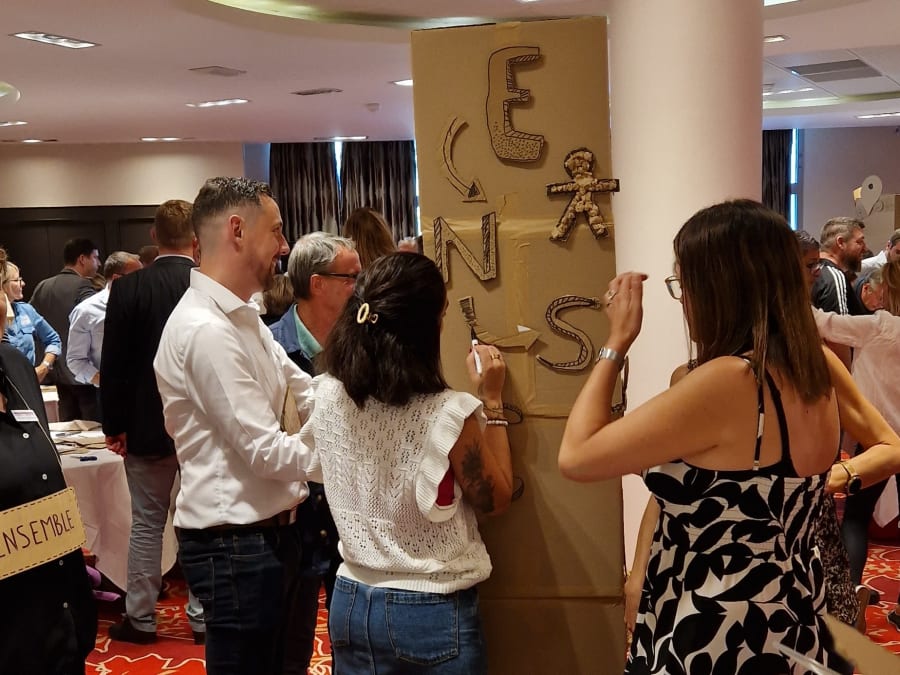 Team Building construction totem géant en carton en IDF