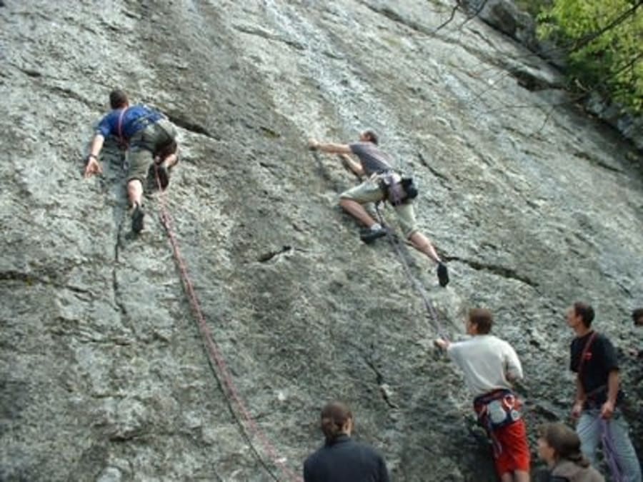 Escalade De La Falaise Haut-Somont À  Yenne (73)