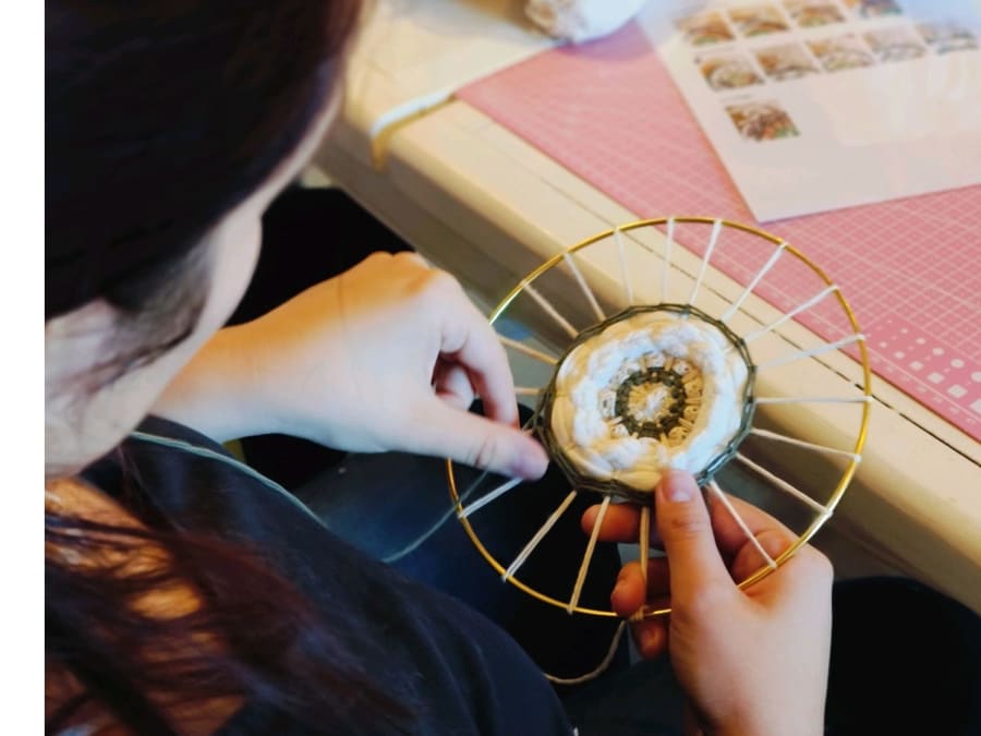 Circular mandala weaving workshop in Luchapt (86)