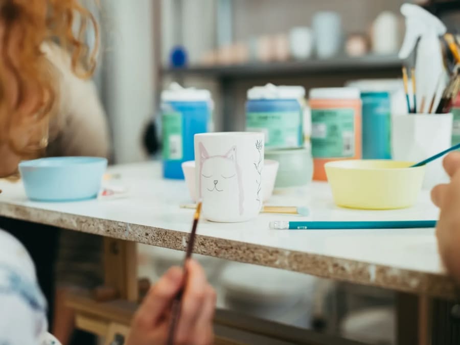 Team building atelier de décor sur porcelaine à Caluire-et-Cuire
