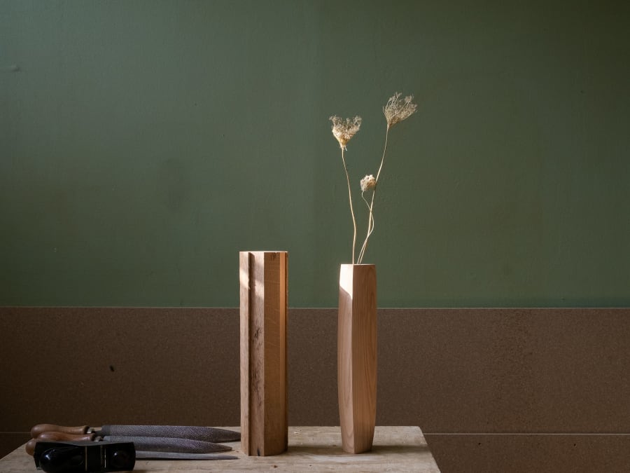 Atelier création d'un vase sculptural en bois massif à Lille 