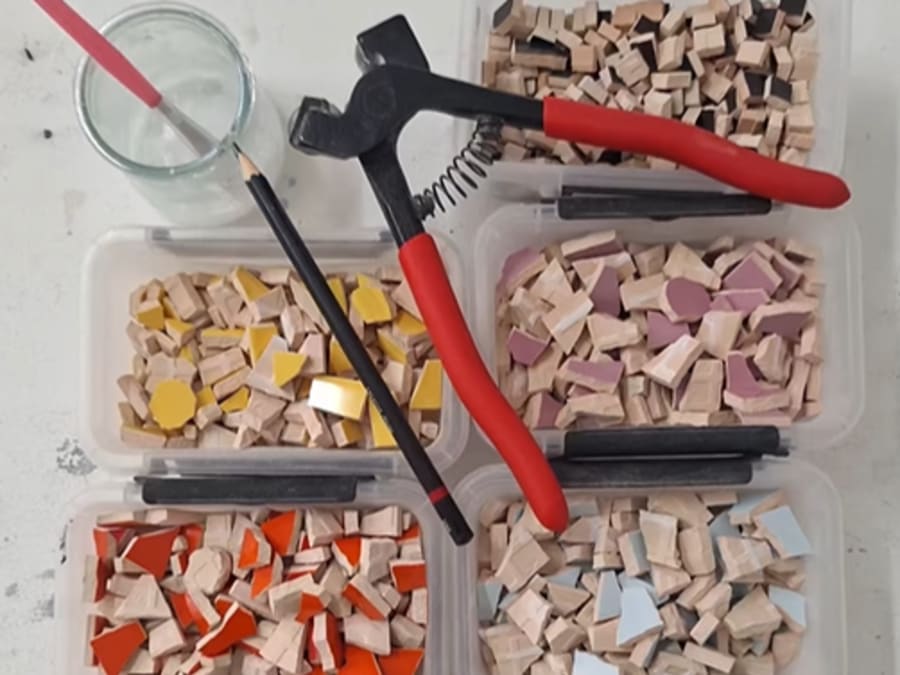 Taller de mesas de centro de mosaico en el distrito 14 de París