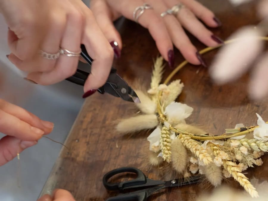 Taller de confección de una corona de flores secas en París