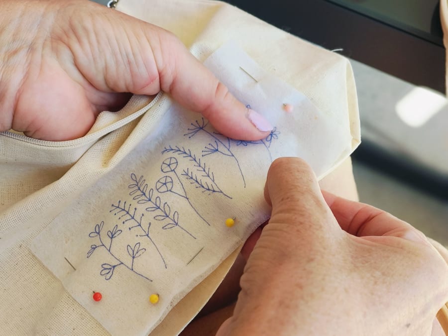 Atelier broderie sur pochon à Luchapt (86)