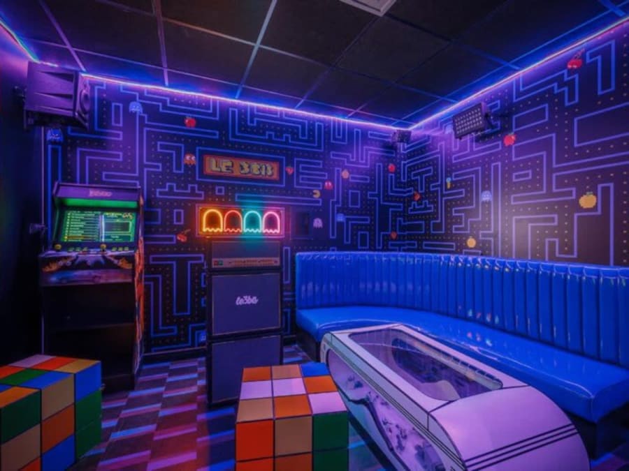 Salon de jeux privatif 80's (6-8 pers.) à Paris 12ème