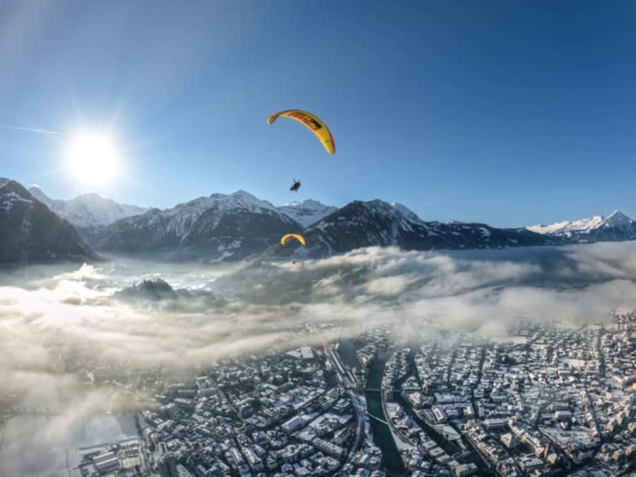 Vol hiver en parapente au-dessus d'Interlaken